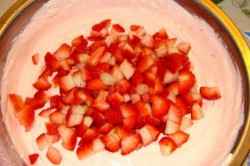 Крем на желатине, йогурте и сливках с клубникой для торта