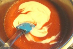 Крем на желатине, йогурте и сливках с клубникой для торта