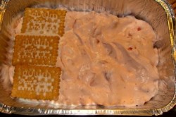 Крем на желатине, йогурте и сливках с клубникой для торта