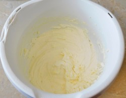 название картинки Крем шарлотт для торта густой