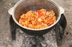 Креветки в казане на костре - шаг 10