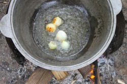 Креветки в казане на костре - шаг 3