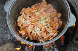 Креветки в казане на костре - шаг 6