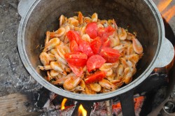 Креветки в казане на костре - шаг 8