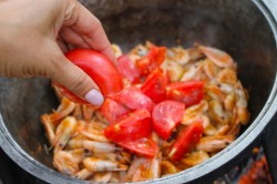 Креветки в казане на костре - шаг 9