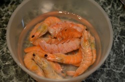 название картинки Креветки в кляре на сковороде