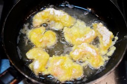 название картинки Креветки в кляре на сковороде