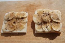 Сладкие сэндвичи с бананом, сгущенкой и корицей