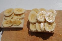 Сладкие сэндвичи с бананом, сгущенкой и корицей