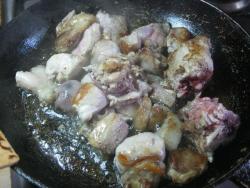 Кролик с грибами тушеный в сметане