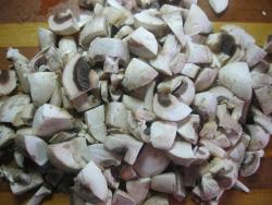 Кролик с грибами тушеный в сметане