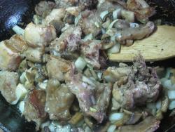 Кролик с грибами тушеный в сметане