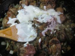 Кролик с грибами тушеный в сметане