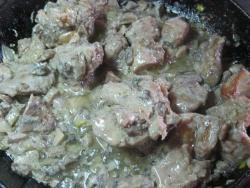 Кролик с грибами тушеный в сметане