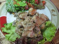 Кролик с грибами тушеный в сметане