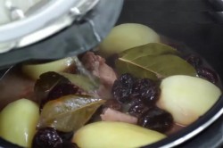 название картинки Кролик с картошкой в мультиварке тушеный