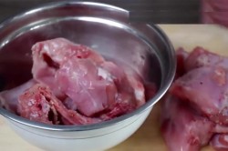 название картинки Кролик с картошкой в мультиварке тушеный