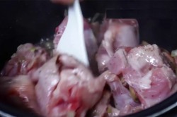 название картинки Кролик с картошкой в мультиварке тушеный