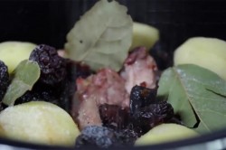 название картинки Кролик с картошкой в мультиварке тушеный