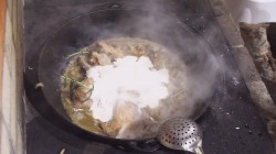 название картинки Кролик тушеный в сливках в казане.