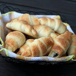 Круассаны с сыром и черносливом