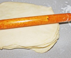 Круассаны из слоеного дрожжевого теста - шаг 11