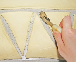 Круассаны из слоеного дрожжевого теста - шаг 12