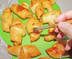 Круассаны из слоеного дрожжевого теста - шаг 16