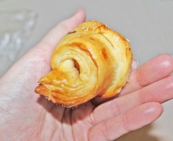 Круассаны из слоеного дрожжевого теста - шаг 17