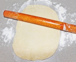 Круассаны из слоеного дрожжевого теста - шаг 8