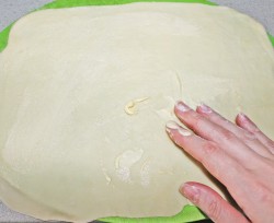 Круассаны из слоеного дрожжевого теста - шаг 9