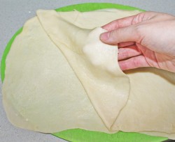 Круассаны из слоеного дрожжевого теста - шаг 10