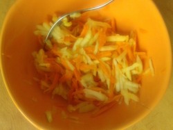 название картинки Запеканка с кукурузной крупой яблоками и морковью