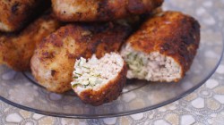 Купеческие зразы из куриного фарша с твердым сыром и магги