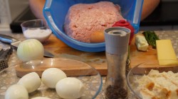 Купеческие зразы из куриного фарша с твердым сыром и магги