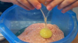 Купеческие зразы из куриного фарша с твердым сыром и магги