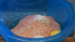 Купеческие зразы из куриного фарша с твердым сыром и магги