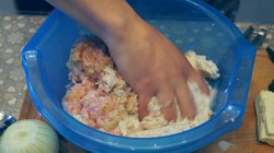 Купеческие зразы из куриного фарша с твердым сыром и магги