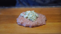 Купеческие зразы из куриного фарша с твердым сыром и магги