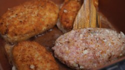 Купеческие зразы из куриного фарша с твердым сыром и магги