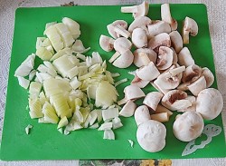 название картинки Курица фаршированная грибами в духовке