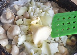 название картинки Курица фаршированная грибами в духовке