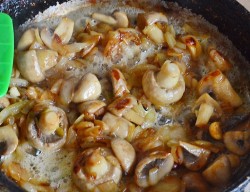 название картинки Курица фаршированная грибами в духовке