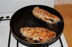 название картинки Новогодняя курица фаршированная сыром в духовке