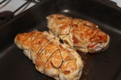 название картинки Новогодняя курица фаршированная сыром в духовке