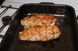 название картинки Новогодняя курица фаршированная сыром в духовке