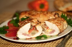 название картинки Новогодняя курица фаршированная сыром в духовке