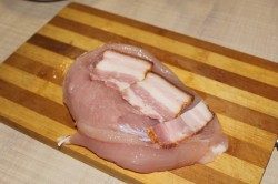 название картинки Новогодняя курица фаршированная сыром в духовке