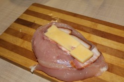 название картинки Новогодняя курица фаршированная сыром в духовке