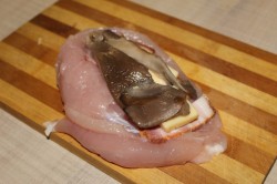 название картинки Новогодняя курица фаршированная сыром в духовке